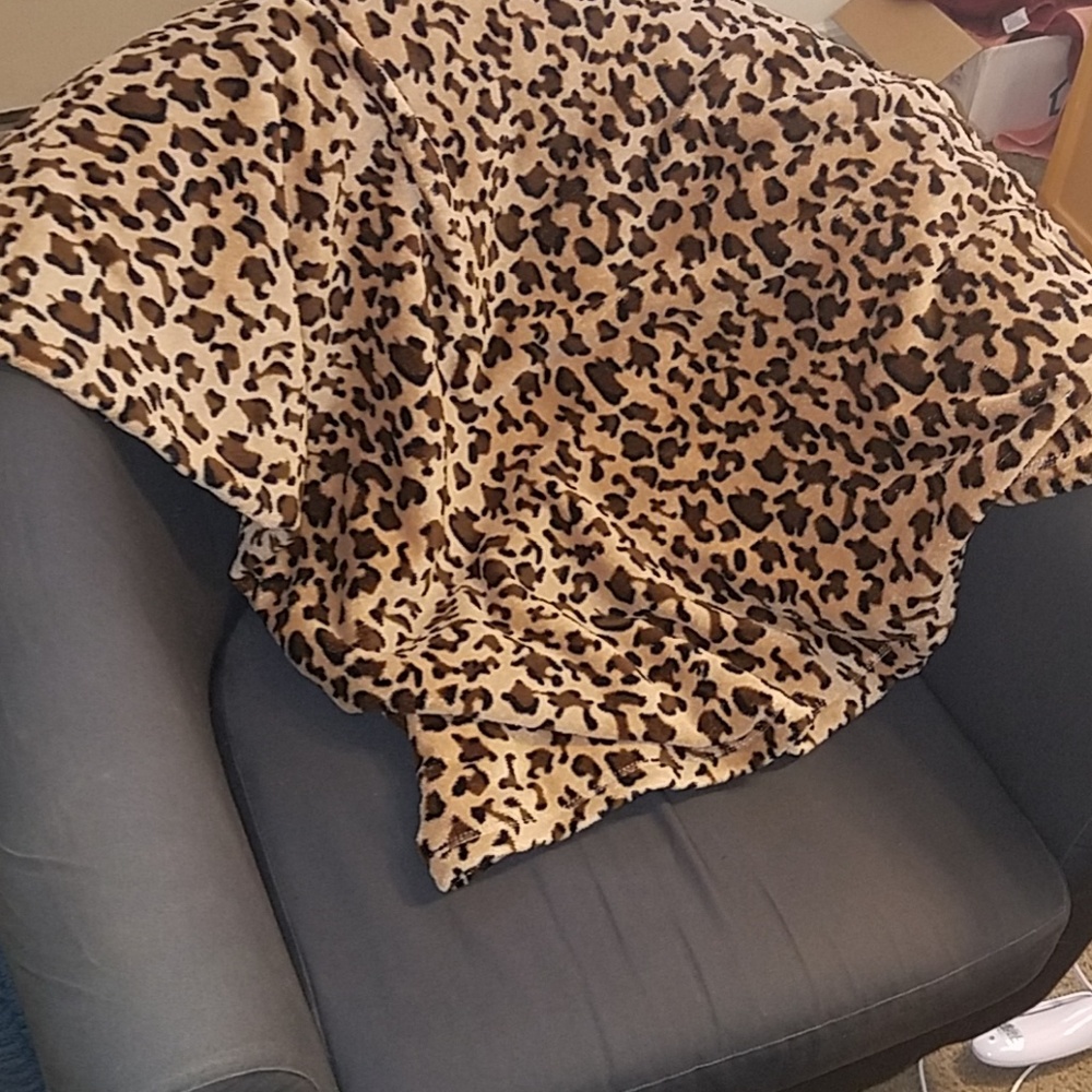 Cheetah print throw blanket